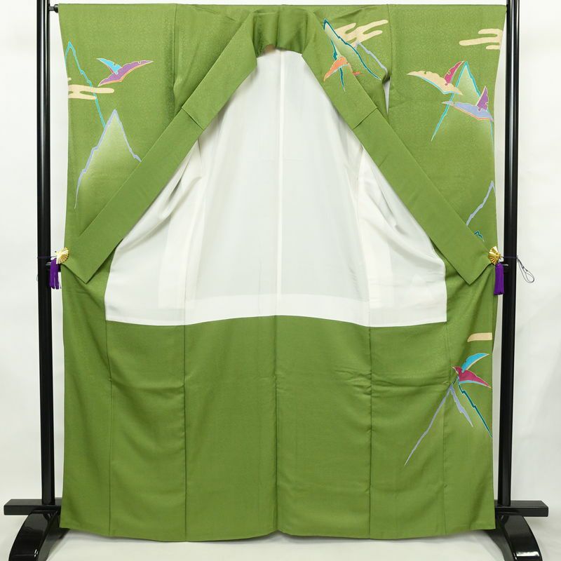 振袖 金駒刺繍 正絹 古典柄 袷仕立て 身丈166cm 裄丈65.5cm リサイクル着物 着物 刺繍 共八掛 金彩 成人式 二十歳 二十歳の集い 緑・うぐいす色_画像3
