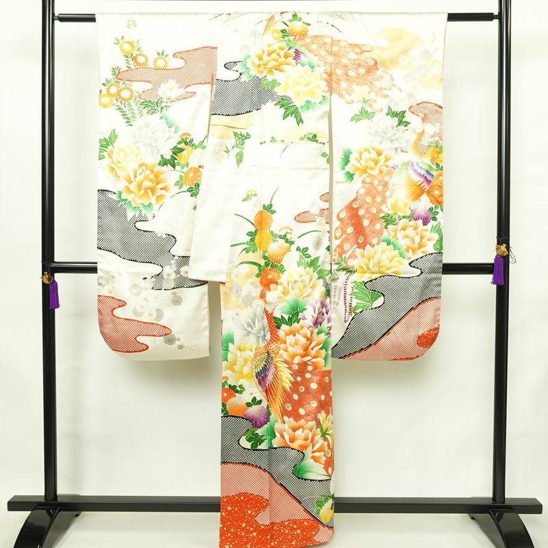 振袖 金駒刺繍 正絹 古典柄 袷仕立て 身丈160cm 裄丈66cm リサイクル着物 着物 孔雀 刺繍 箔 白_画像2