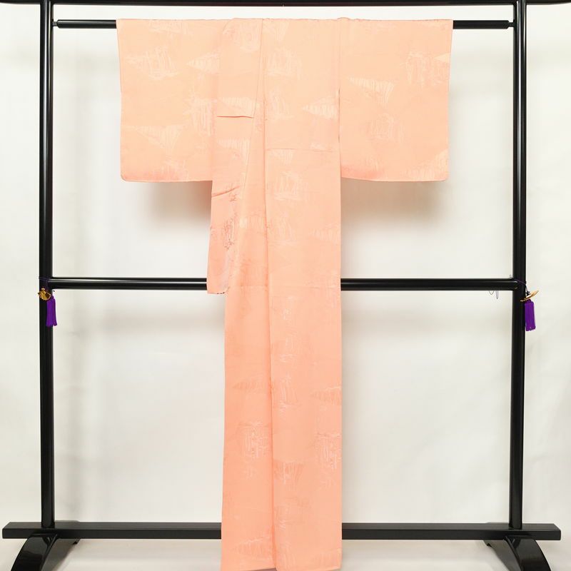 色無地 しつけ糸付き 正絹 木の葉・植物柄 袷仕立て 身丈160.5cm 裄丈64.5cm リサイクル着物 着物 フォーマル ピンク_画像2