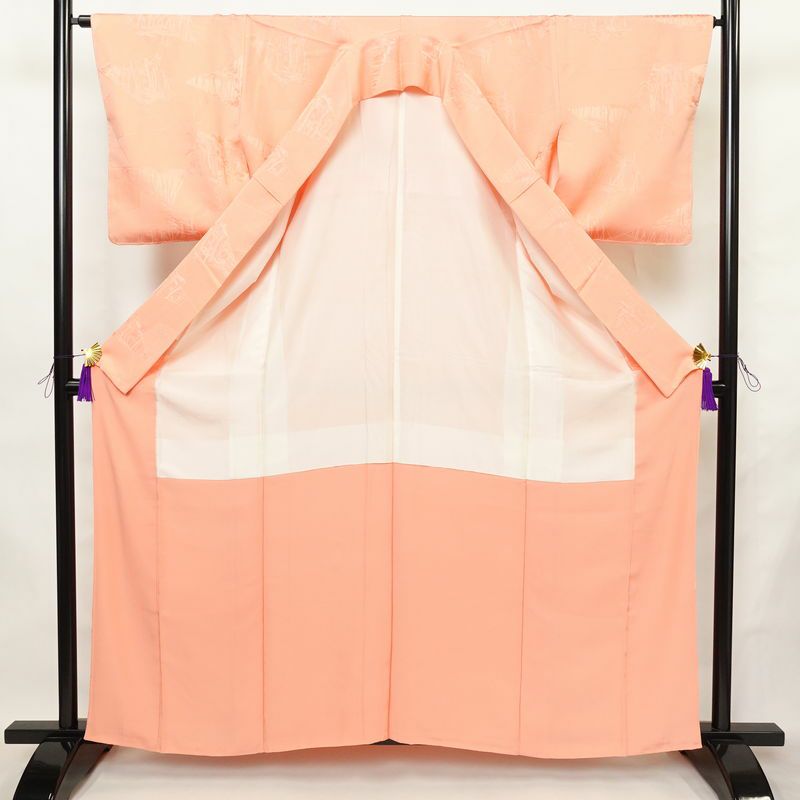 色無地 しつけ糸付き 正絹 木の葉・植物柄 袷仕立て 身丈160.5cm 裄丈64.5cm リサイクル着物 着物 フォーマル ピンク_画像3