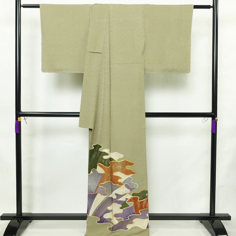 色留袖 落款入り 金駒刺繍 正絹 流水・波柄 袷仕立て 身丈166cm 裄丈69cm リサイクル着物 一部しつけ糸付き 着物 共八掛 フォーマル 緑・うぐいす色_画像2