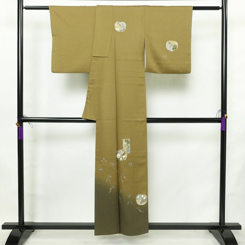 付け下げ 美品 正絹 花柄 袷仕立て 身丈154.5cm 裄丈63cm リサイクル着物 着物 箔 入学式 卒業式 七五三 お宮参り フォーマル 千鳥 上品 黄・黄土色_画像2