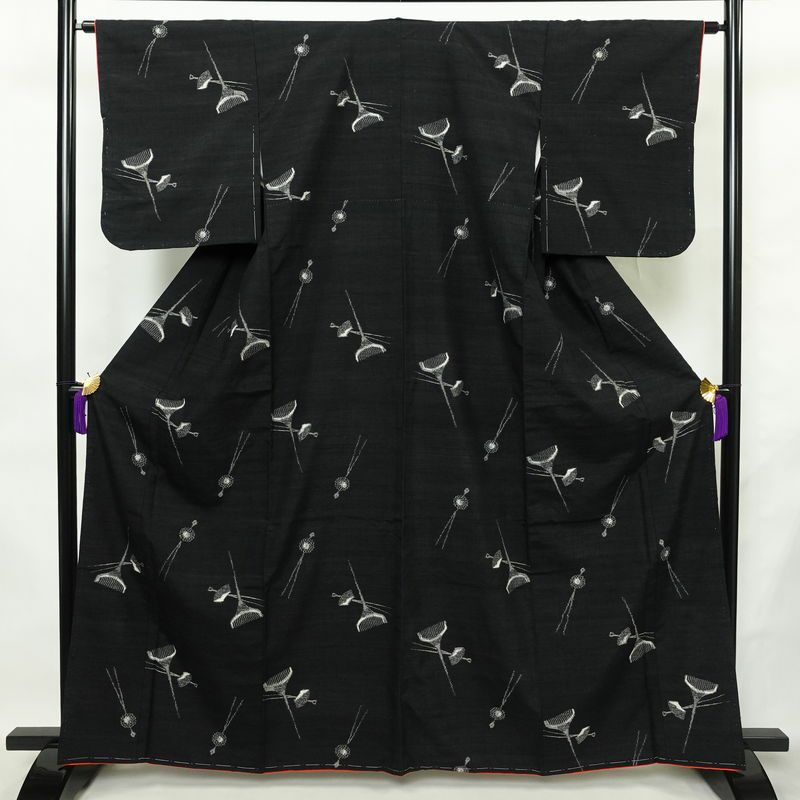 紬 しつけ糸付き 正絹 その他の柄 袷仕立て 身丈163cm 裄丈63.5cm リサイクル着物 着物 モダン 洒落 簪 かんざし 黒_画像1