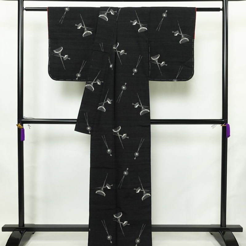 紬 しつけ糸付き 正絹 その他の柄 袷仕立て 身丈163cm 裄丈63.5cm リサイクル着物 着物 モダン 洒落 簪 かんざし 黒_画像2