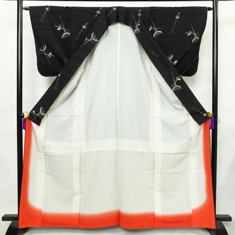 紬 しつけ糸付き 正絹 その他の柄 袷仕立て 身丈163cm 裄丈63.5cm リサイクル着物 着物 モダン 洒落 簪 かんざし 黒_画像3