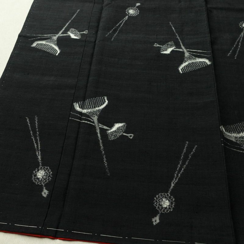 紬 しつけ糸付き 正絹 その他の柄 袷仕立て 身丈163cm 裄丈63.5cm リサイクル着物 着物 モダン 洒落 簪 かんざし 黒_画像4