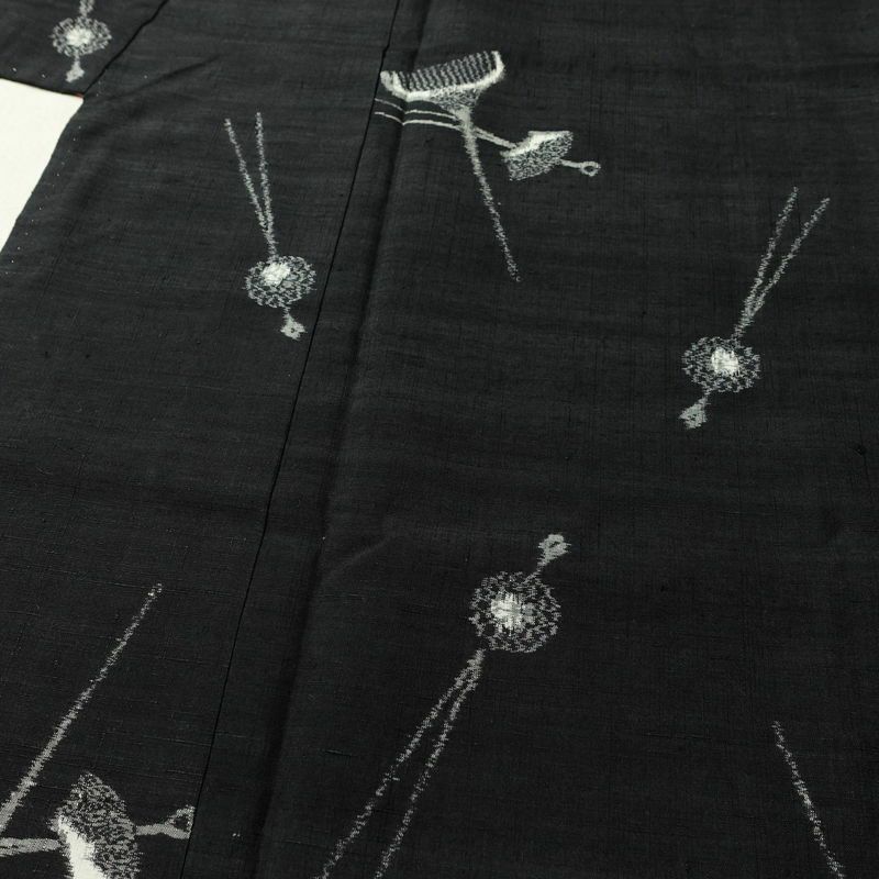 紬 しつけ糸付き 正絹 その他の柄 袷仕立て 身丈163cm 裄丈63.5cm リサイクル着物 着物 モダン 洒落 簪 かんざし 黒_画像5