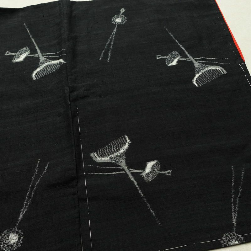 紬 しつけ糸付き 正絹 その他の柄 袷仕立て 身丈163cm 裄丈63.5cm リサイクル着物 着物 モダン 洒落 簪 かんざし 黒_画像12
