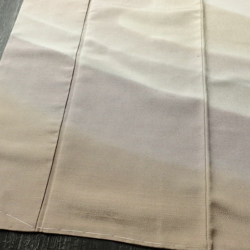 付け下げ 良品 民芸意裳紬 落款入り しつけ糸付き 正絹 流水・波柄 袷仕立て 身丈163.5cm 裄丈68.5cm リサイクル着物 着物 シンプル ピンク_画像4