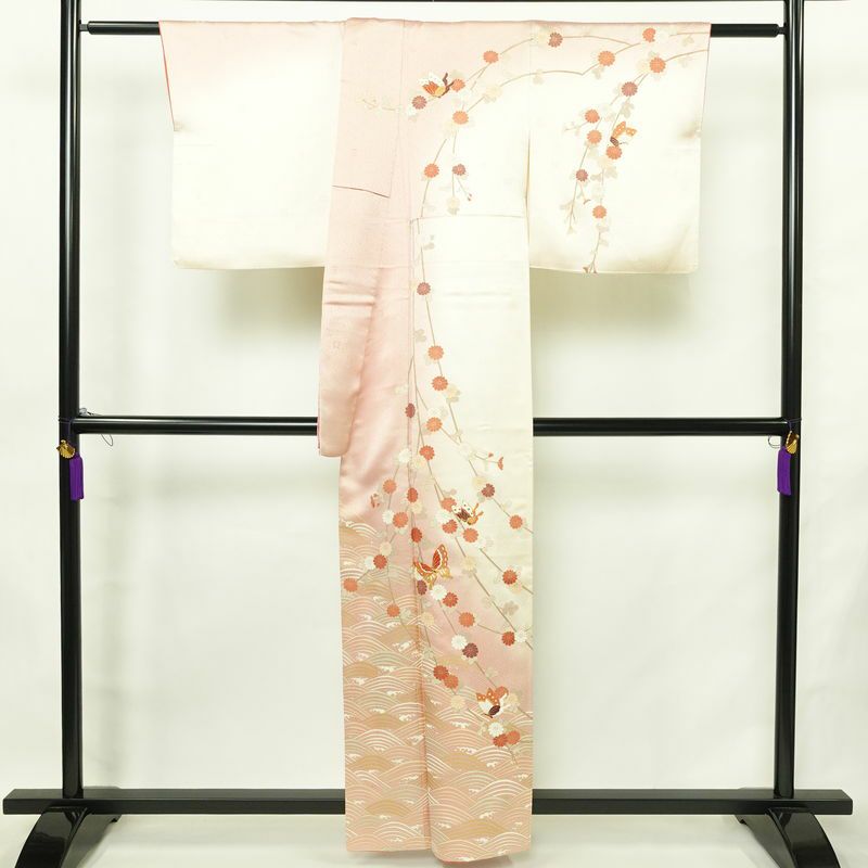 訪問着 落款入り 綸子 伊達衿付き 金駒刺繍 正絹 花柄 袷仕立て 身丈158.5cm 裄丈67cm リサイクル着物 着物 蝶 金彩 入学式 卒業式 七五三 お宮参り フォーマル ピンク_画像2