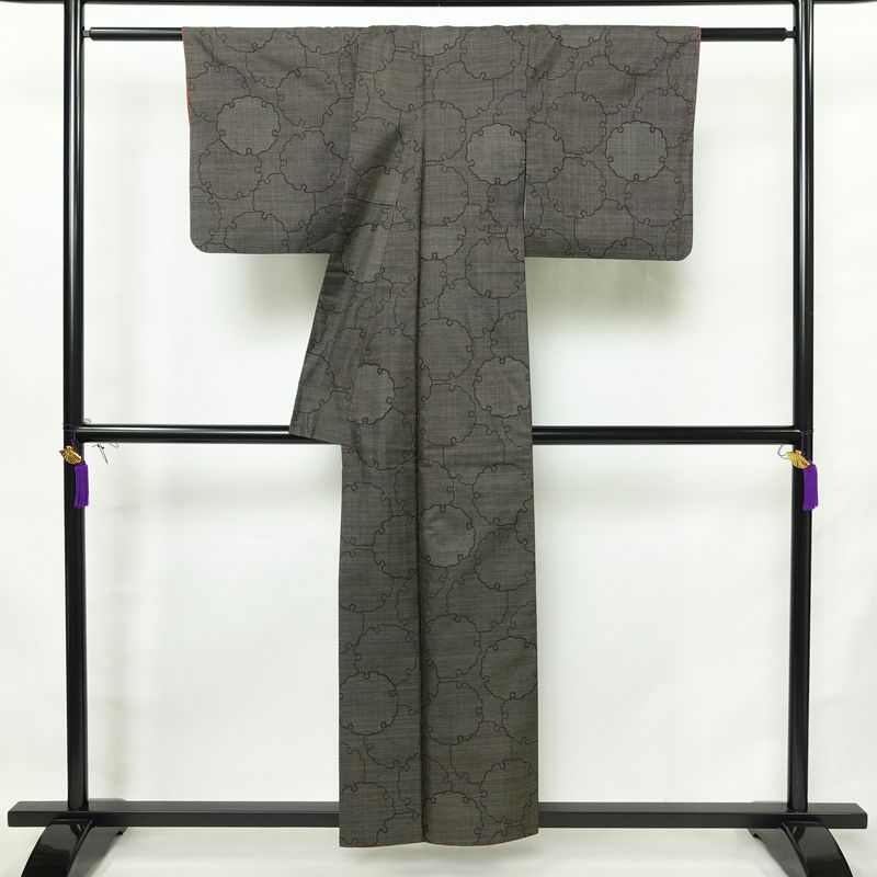 大島紬 良品 純泥染 証紙あり 正絹 古典柄 袷仕立て 身丈154cm 裄丈63cm リサイクル着物 着物 モダン 茶_画像2