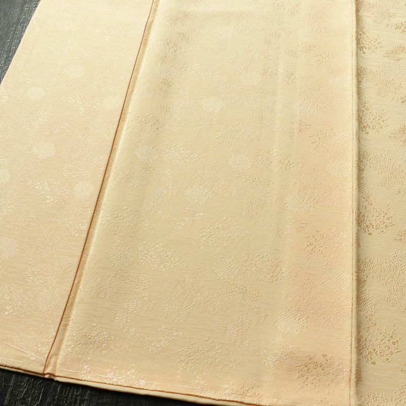 色無地 美品 しつけ糸付き 一つ紋付き 正絹 木の葉・植物柄 袷仕立て 身丈161.5cm 裄丈65.5cm リサイクル着物 着物 入学式 卒業式 お茶会 七五三 お宮参り フォーマル 上品 淡オレンジ 橙_画像4