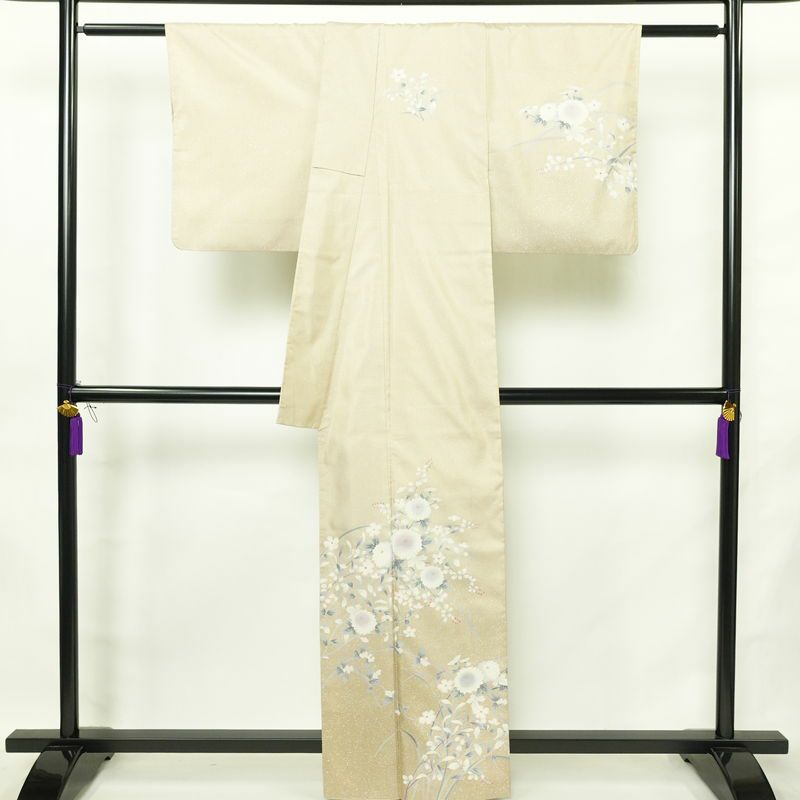 付け下げ 良品 大島紬地 美光 勉 落款入り 正絹 花柄 袷仕立て 身丈161cm 裄丈63.5cm リサイクル着物 たたき染め 着物 入学式 卒業式 七五三 お宮参り フォーマル ベージュ_画像2