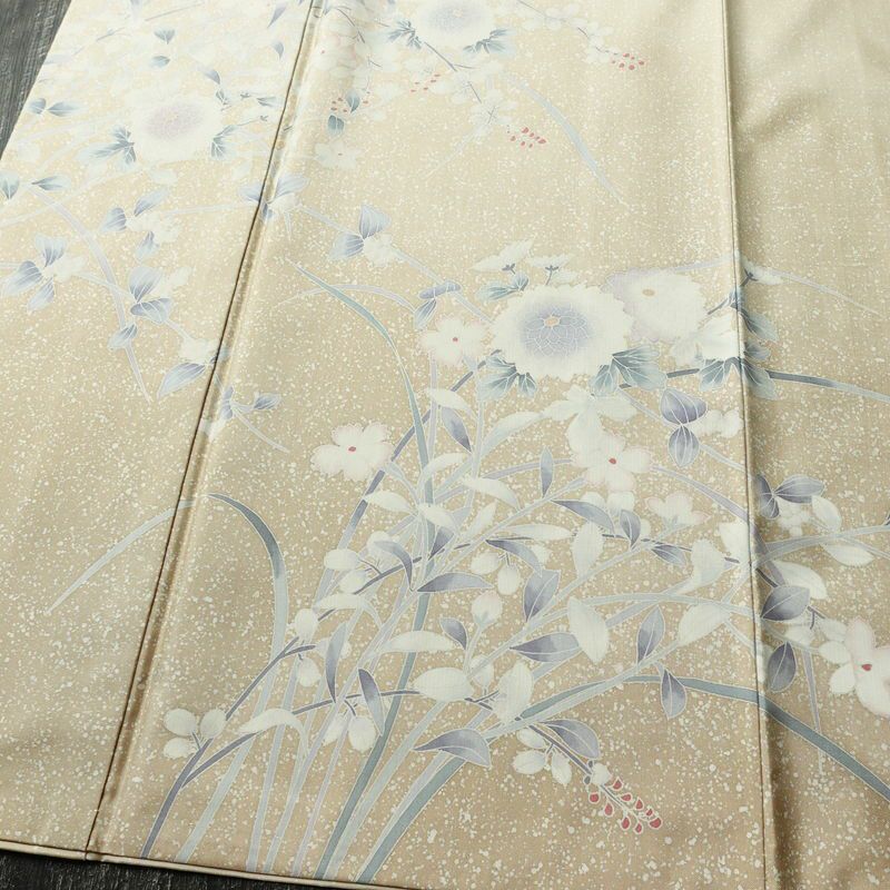 付け下げ 良品 大島紬地 美光 勉 落款入り 正絹 花柄 袷仕立て 身丈161cm 裄丈63.5cm リサイクル着物 たたき染め 着物 入学式 卒業式 七五三 お宮参り フォーマル ベージュ_画像4