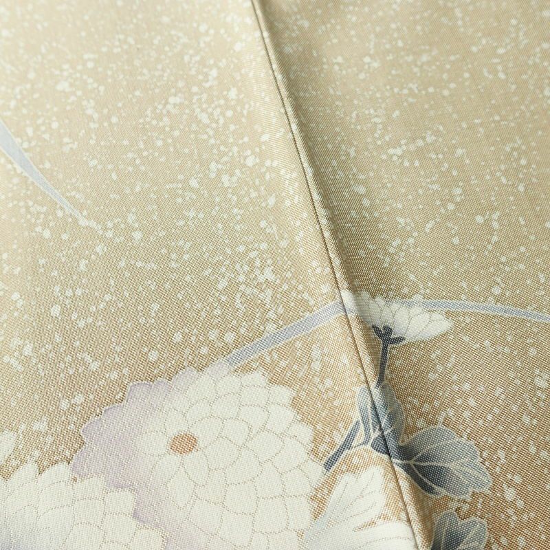 付け下げ 良品 大島紬地 美光 勉 落款入り 正絹 花柄 袷仕立て 身丈161cm 裄丈63.5cm リサイクル着物 たたき染め 着物 入学式 卒業式 七五三 お宮参り フォーマル ベージュ_画像9