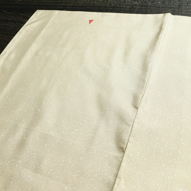 付け下げ 良品 大島紬地 美光 勉 落款入り 正絹 花柄 袷仕立て 身丈161cm 裄丈63.5cm リサイクル着物 たたき染め 着物 入学式 卒業式 七五三 お宮参り フォーマル ベージュ_画像17