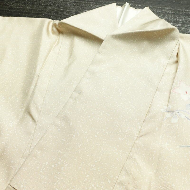 付け下げ 良品 大島紬地 美光 勉 落款入り 正絹 花柄 袷仕立て 身丈161cm 裄丈63.5cm リサイクル着物 たたき染め 着物 入学式 卒業式 七五三 お宮参り フォーマル ベージュ_画像19