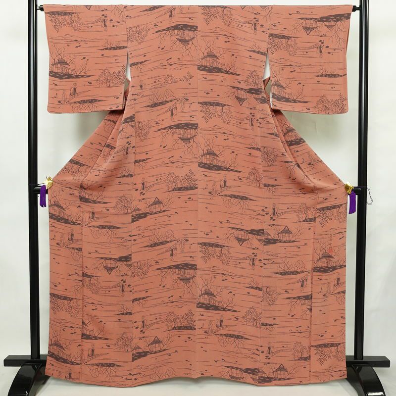 小紋 南部幸雄 落款入り 縮緬 総柄 正絹 風景柄 袷仕立て 身丈164.5cm 裄丈65cm リサイクル着物 着物 モダン 真赭色 ピンク_画像1