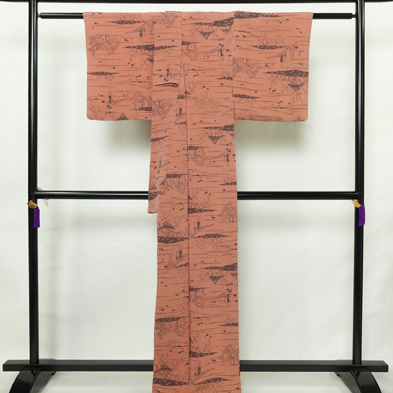 小紋 南部幸雄 落款入り 縮緬 総柄 正絹 風景柄 袷仕立て 身丈164.5cm 裄丈65cm リサイクル着物 着物 モダン 真赭色 ピンク_画像2