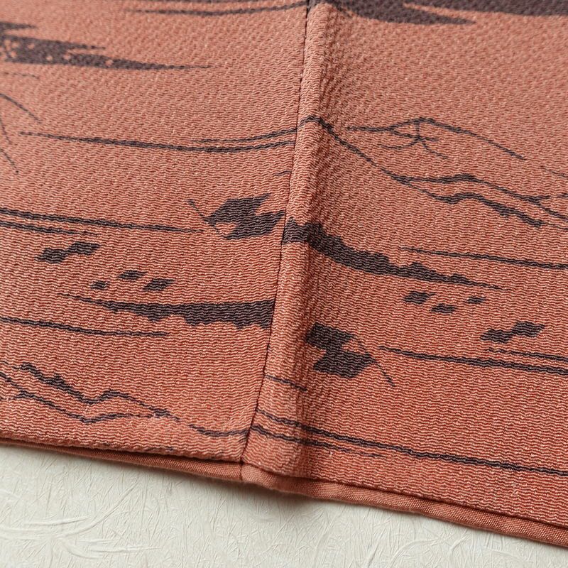 小紋 南部幸雄 落款入り 縮緬 総柄 正絹 風景柄 袷仕立て 身丈164.5cm 裄丈65cm リサイクル着物 着物 モダン 真赭色 ピンク_画像13