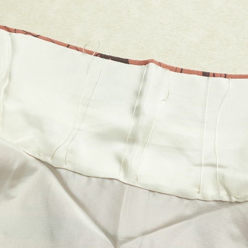 小紋 南部幸雄 落款入り 縮緬 総柄 正絹 風景柄 袷仕立て 身丈164.5cm 裄丈65cm リサイクル着物 着物 モダン 真赭色 ピンク_画像21