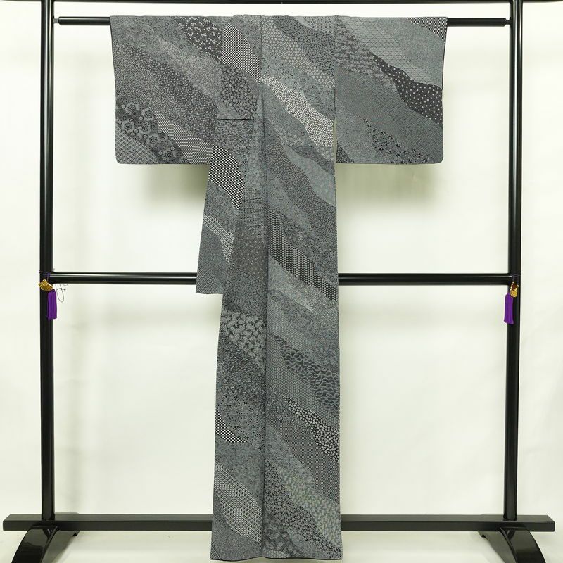 小紋 良品 小紋師 北原寿永 落款入り 縮緬 江戸小紋 総柄 正絹 古典柄 袷仕立て 身丈159.5cm 裄丈64.5cm リサイクル着物 着物 黒_画像2