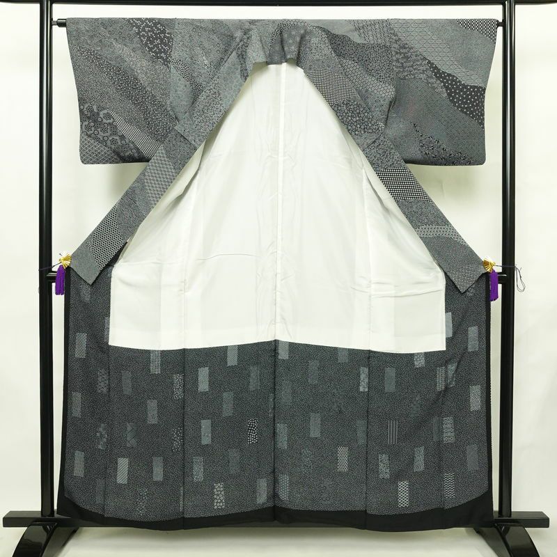 小紋 良品 小紋師 北原寿永 落款入り 縮緬 江戸小紋 総柄 正絹 古典柄 袷仕立て 身丈159.5cm 裄丈64.5cm リサイクル着物 着物 黒_画像3