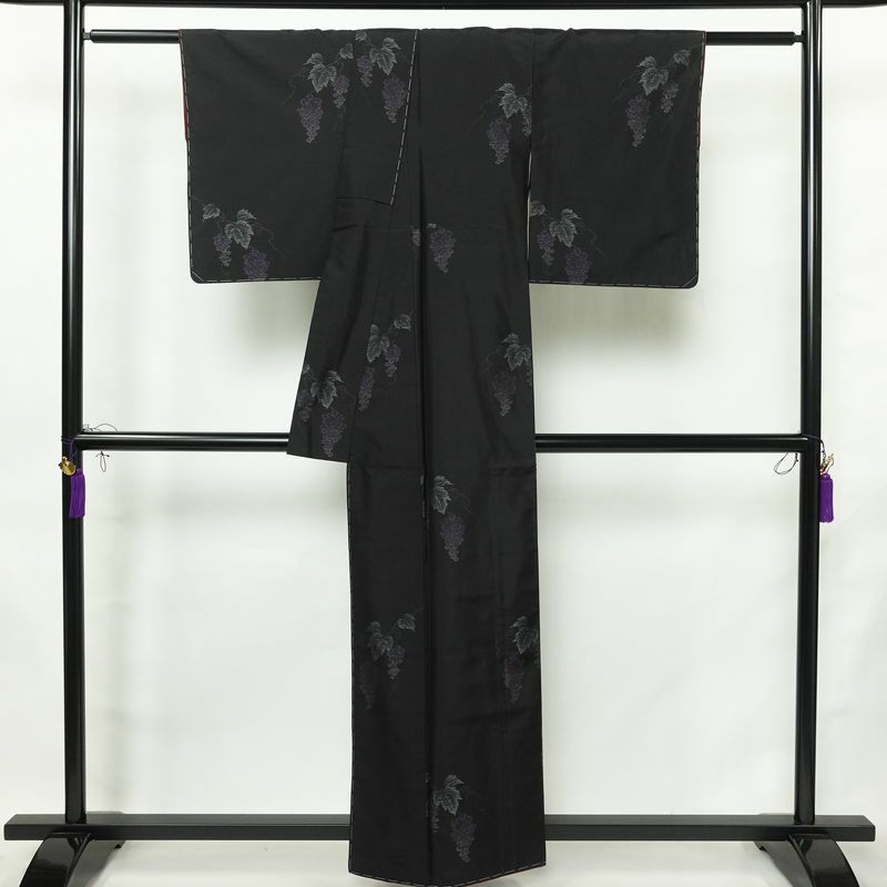 大島紬 良品 証紙あり しつけ糸付き 正絹 木の葉・植物柄 袷仕立て 身丈157cm 裄丈62.5cm リサイクル着物 着物 シンプル 葡萄 洒落 黒_画像2