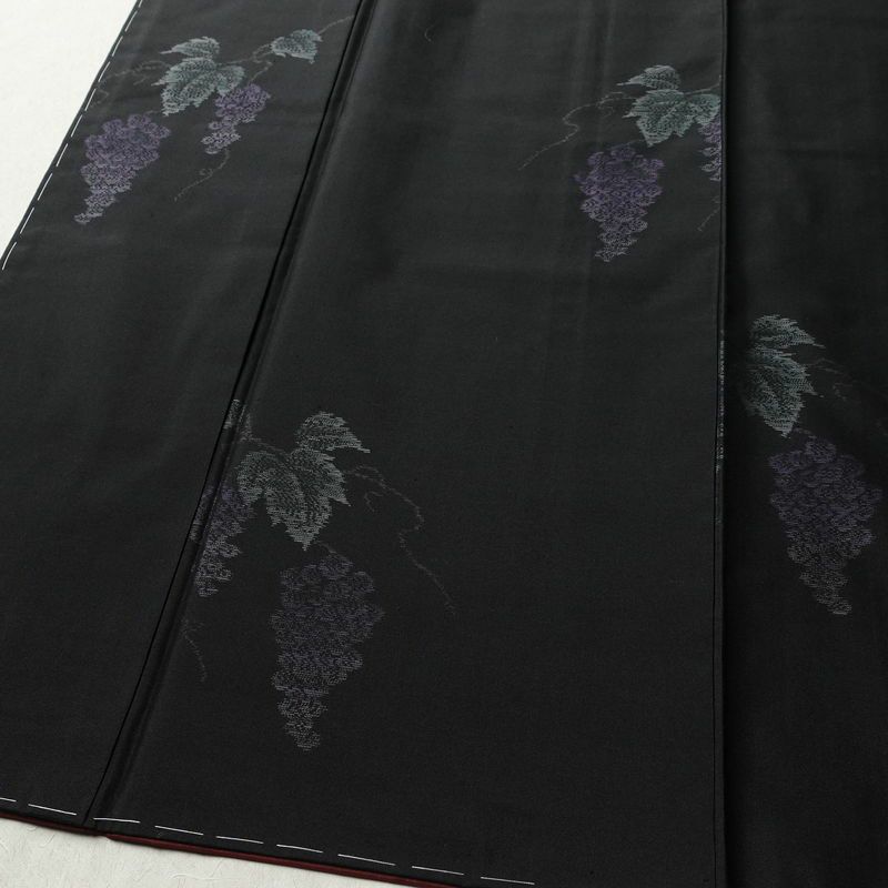大島紬 良品 証紙あり しつけ糸付き 正絹 木の葉・植物柄 袷仕立て 身丈157cm 裄丈62.5cm リサイクル着物 着物 シンプル 葡萄 洒落 黒_画像4
