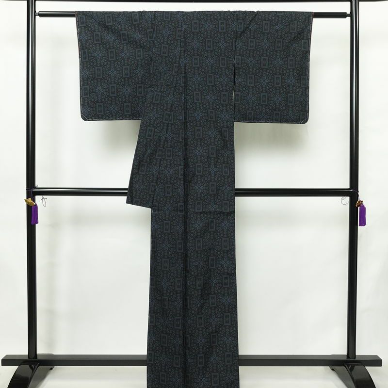 紬 しつけ糸付き 正絹 幾何学柄・抽象柄 袷仕立て 身丈163cm 裄丈64.5cm リサイクル着物 着物 モダン 黒_画像2