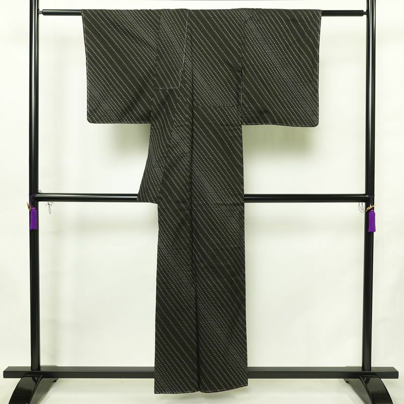 大島紬 美品 証紙あり しつけ糸付き 正絹 古典柄 袷仕立て 身丈156.5cm 裄丈63.5cm リサイクル着物 着物 モダン シンプル 黒_画像2
