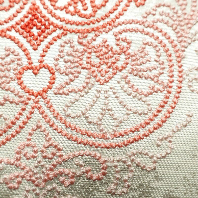 名古屋帯 太鼓柄 良品 しつけ糸付き 相良刺繍 正絹 幾何学柄・抽象柄 名古屋仕立て なごや帯 リサイクル帯 帯 刺繍 白_画像6