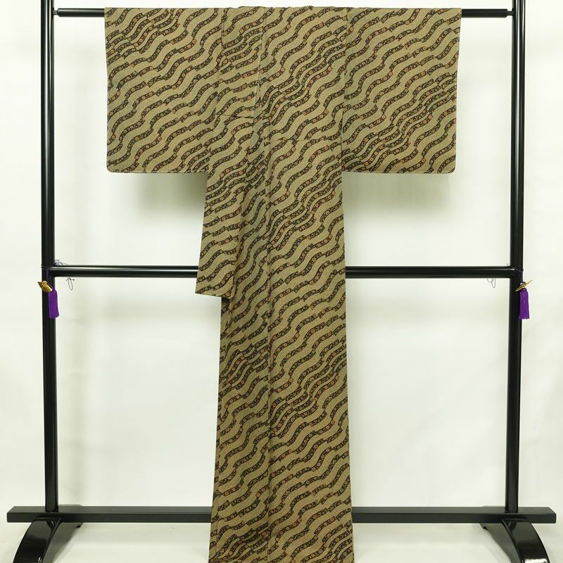 小紋 良品 しつけ糸付き 正絹 幾何学柄・抽象柄 袷仕立て 身丈166.5cm 裄丈67cm リサイクル着物 着物 未使用品 茶_画像2