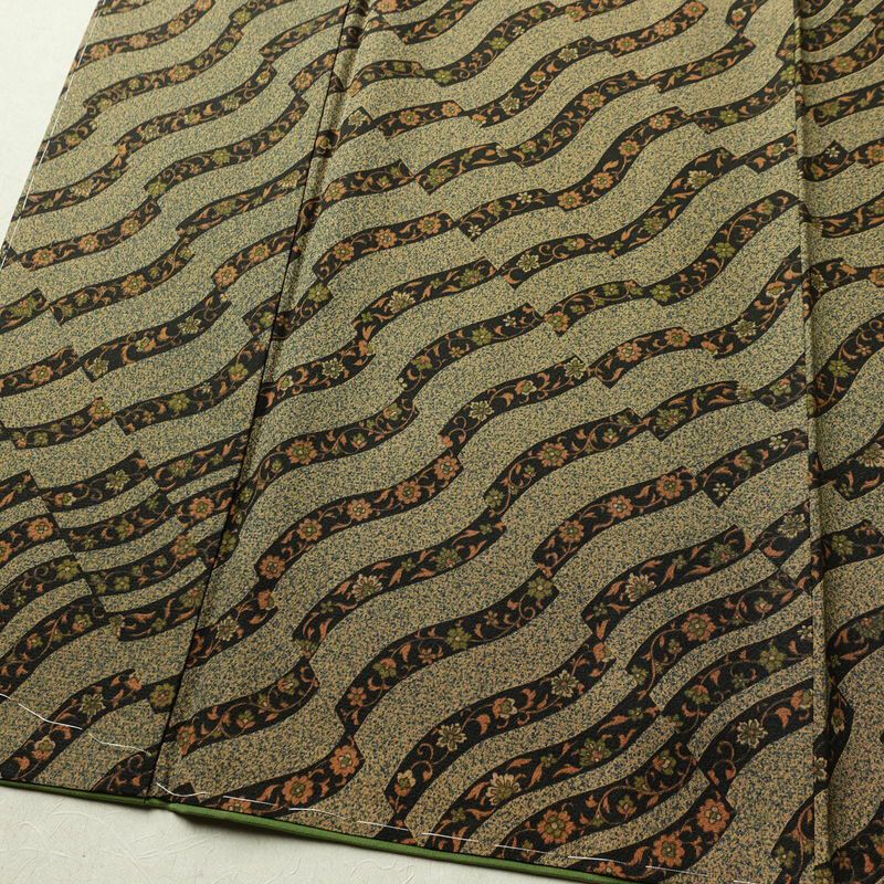 小紋 良品 しつけ糸付き 正絹 幾何学柄・抽象柄 袷仕立て 身丈166.5cm 裄丈67cm リサイクル着物 着物 未使用品 茶_画像4