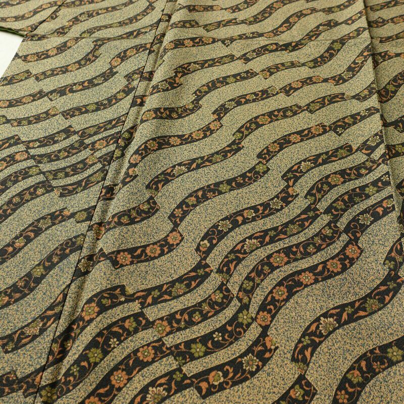 小紋 良品 しつけ糸付き 正絹 幾何学柄・抽象柄 袷仕立て 身丈166.5cm 裄丈67cm リサイクル着物 着物 未使用品 茶_画像5