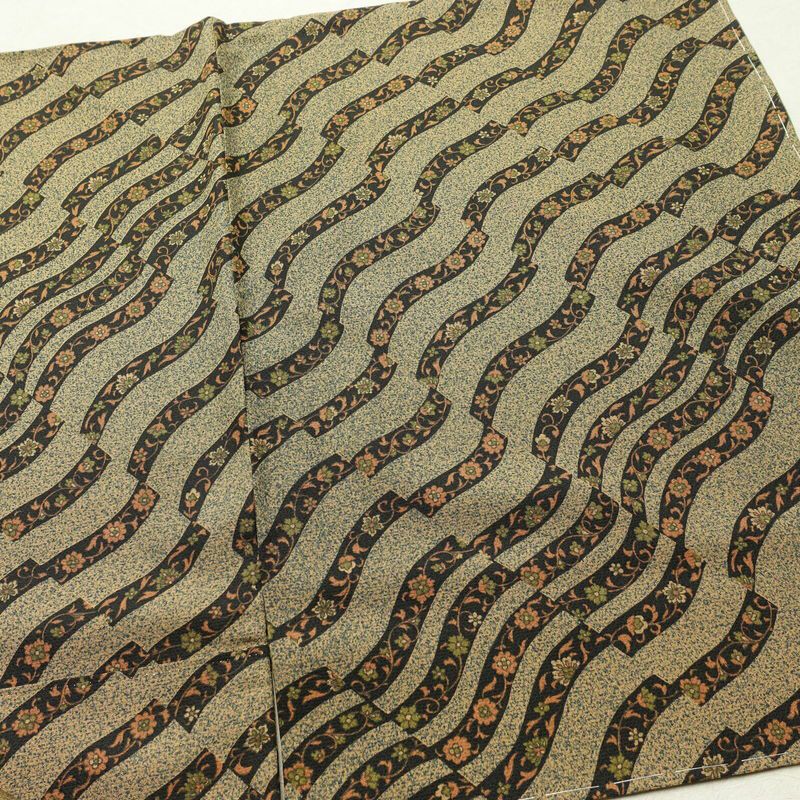 小紋 良品 しつけ糸付き 正絹 幾何学柄・抽象柄 袷仕立て 身丈166.5cm 裄丈67cm リサイクル着物 着物 未使用品 茶_画像14