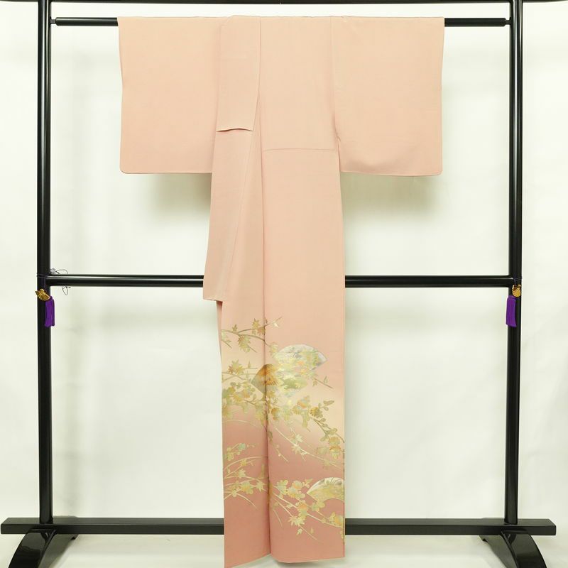 色留袖 良品 和田光正 落款入り 縮緬 一つ紋付き 正絹 花柄 袷仕立て 身丈158cm 裄丈64cm リサイクル着物 着物 箔 共八掛 結婚式 フォーマル 扇面 菊 ピンク_画像2