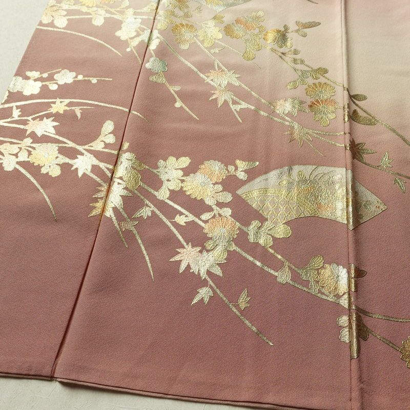 色留袖 良品 和田光正 落款入り 縮緬 一つ紋付き 正絹 花柄 袷仕立て 身丈158cm 裄丈64cm リサイクル着物 着物 箔 共八掛 結婚式 フォーマル 扇面 菊 ピンク_画像4