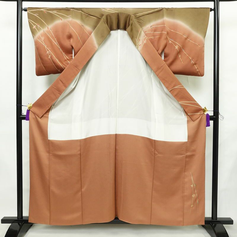 訪問着 良品 綸子 正絹 古典柄 袷仕立て 身丈159cm 裄丈64cm リサイクル着物 着物 刺繍 箔 金彩 入学式 卒業式 七五三 お宮参り フォーマル 菊 茶_画像3