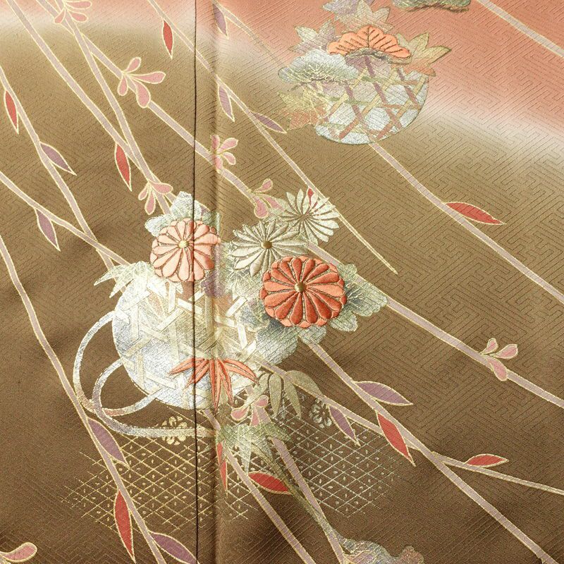 訪問着 良品 綸子 正絹 古典柄 袷仕立て 身丈159cm 裄丈64cm リサイクル着物 着物 刺繍 箔 金彩 入学式 卒業式 七五三 お宮参り フォーマル 菊 茶_画像6