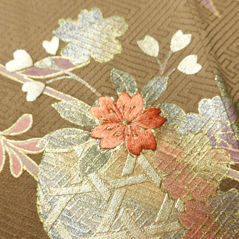 訪問着 良品 綸子 正絹 古典柄 袷仕立て 身丈159cm 裄丈64cm リサイクル着物 着物 刺繍 箔 金彩 入学式 卒業式 七五三 お宮参り フォーマル 菊 茶_画像12