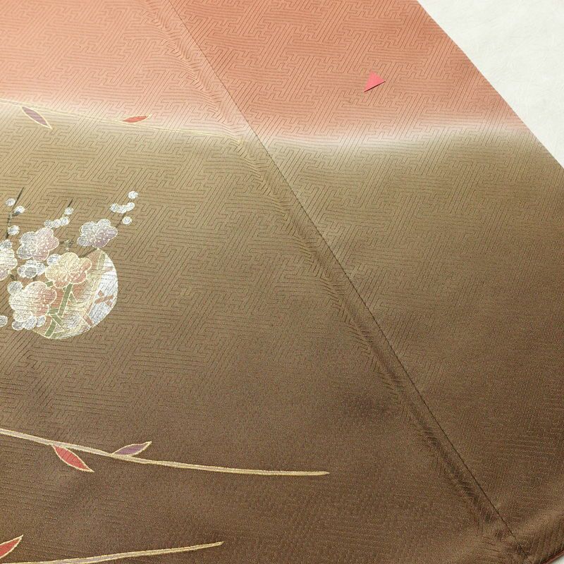 訪問着 良品 綸子 正絹 古典柄 袷仕立て 身丈159cm 裄丈64cm リサイクル着物 着物 刺繍 箔 金彩 入学式 卒業式 七五三 お宮参り フォーマル 菊 茶_画像13