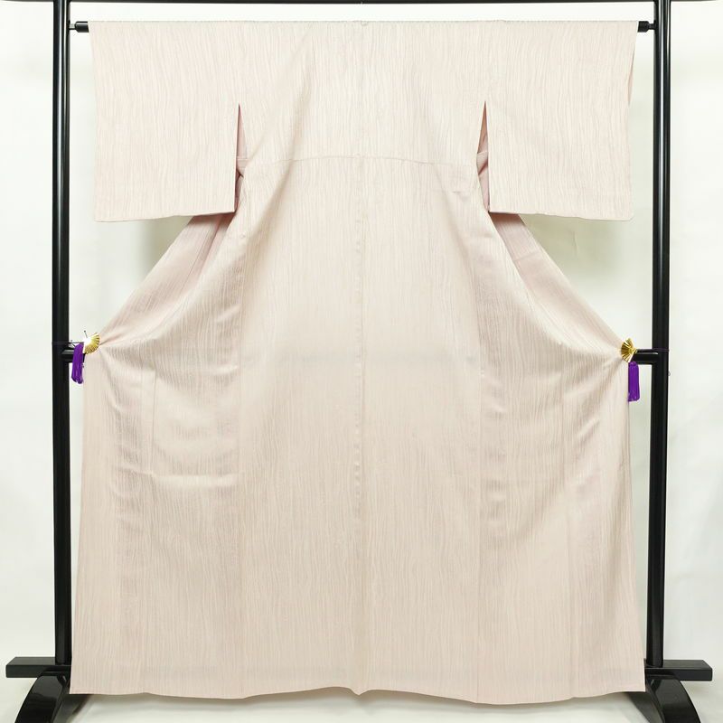 単衣 色無地 美品 しつけ糸付き 一つ紋付き 正絹 縞柄・線柄 単衣仕立て 身丈163cm 裄丈63cm リサイクル着物 着物 お茶会 ピンク_画像1