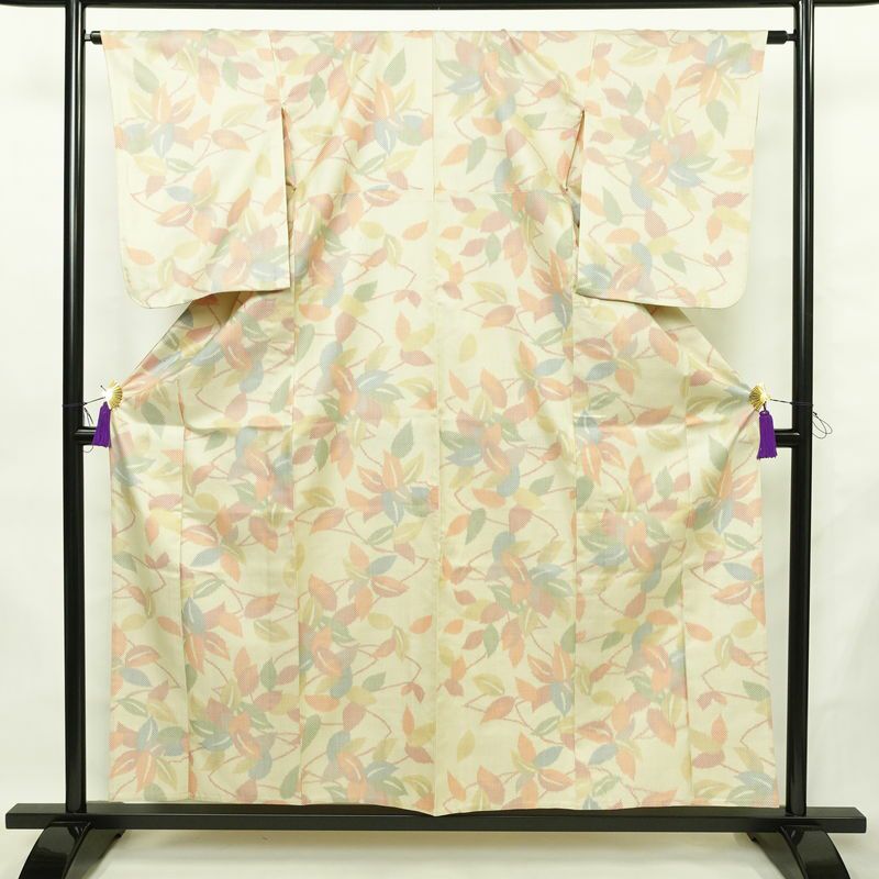 単衣 紬 良品 しつけ糸付き 正絹 木の葉・植物柄 単衣仕立て 身丈156cm 裄丈64cm リサイクル着物 着物 紬地 紬着物 クリーム_画像1