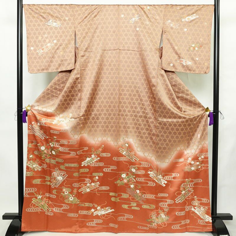 付け下げ 良品 落款入り しつけ糸付き 綸子 正絹 古典柄 袷仕立て 身丈167.5cm 裄丈67cm リサイクル着物 着物 刺繍 箔 金彩 入学式 卒業式 七五三 お宮参り フォーマル 籠目 菊 茶
