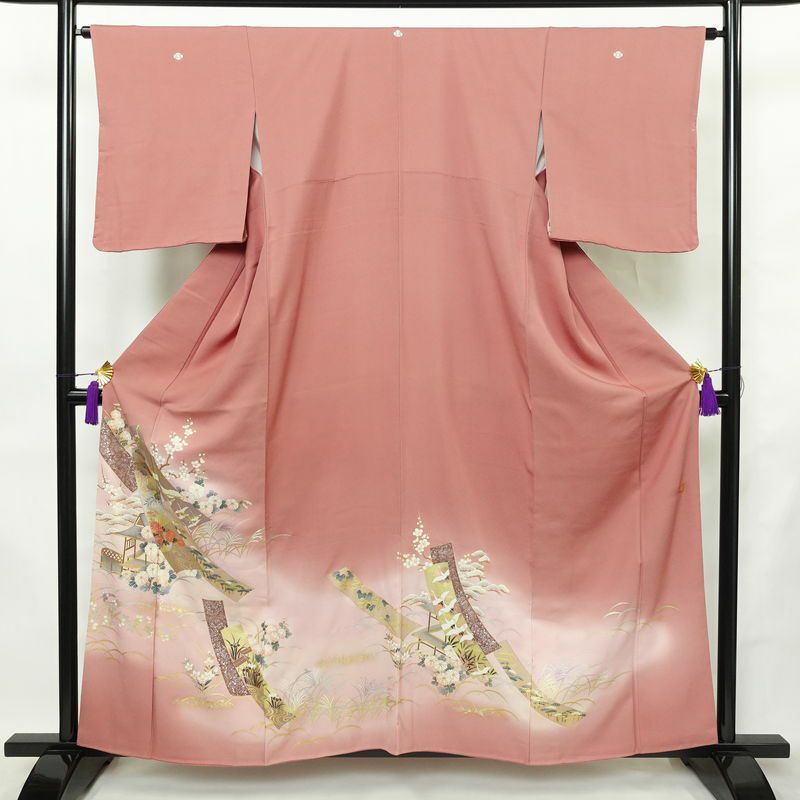 色留袖 良品 龍谷 落款入り しつけ糸付き 比翼付き 綸子 三つ紋付き 正絹 古典柄 袷仕立て 身丈159cm 裄丈64.5cm リサイクル着物 一部しつけ糸付き 着物 箔 金彩 松 菊 ピンク