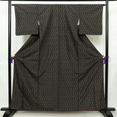 紬 良品 泥染米琉絣 伝統的工芸品 置賜紬 正絹 縞柄・線柄 袷仕立て 身丈159cm 裄丈64cm リサイクル着物 着物 黒