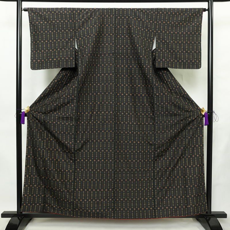 紬 良品 泥染米琉絣 伝統的工芸品 置賜紬 正絹 縞柄・線柄 袷仕立て 身丈159cm 裄丈64cm リサイクル着物 着物 黒