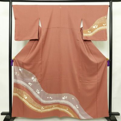 訪問着 美品 絞り 綸子 一つ紋付き 正絹 木の葉・植物柄 袷仕立て 身丈161cm 裄丈66cm リサイクル着物 着物 刺繍 金彩 入学式 卒業式 七五三 お宮参り フォーマル ピンク