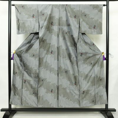 単衣 紬 正絹 蝶・昆虫柄 単衣仕立て 身丈153.5cm 裄丈63cm 紬着物 リサイクル着物 着物 グレー